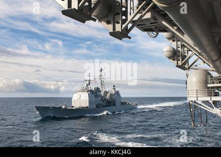 Le croiseur à missiles guidés USS San Jacinto CG 56 s'approche du navire d'assaut amphibie USS Kearsarge LHD 3 pour un ravitaillement en mer, océan Atlantique. Image reproduite avec l'aimable autorisation de spécialiste des communications de masse 1re classe Tommy Lamkin/US Navy, 2012. Banque D'Images