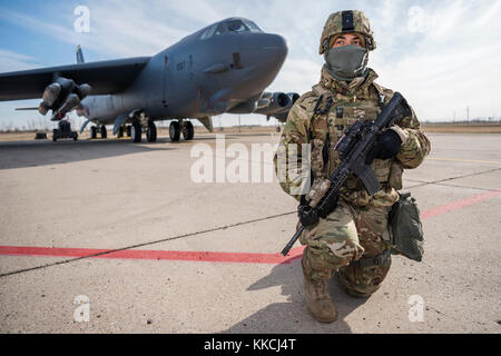 Reinaldo Navigant de première classe Velez-Nazario, 5e Escadron des Forces de sécurité defender, monte la garde à Minot Air Force Base, N.D., le 31 octobre 2017, au cours de 18 Global Thunder. Thunder est un exercice global de commandement et de contrôle annuel et de terrain destinés à former les forces du Ministère de la défense et d'évaluer l'état de préparation opérationnelle commune dans tous les domaines de la mission de l'USSTRATCOM, avec un accent particulier sur l'état de préparation nucléaire. (U.S. Photo de l'Armée de l'air par la Haute Airman J.T. Armstrong) Banque D'Images