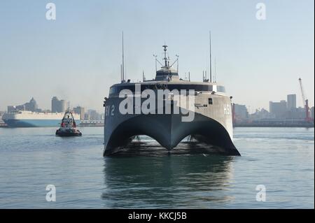 Le navire à grande vitesse HSV 2 Swift se rend dans le port de Durban pour une visite portuaire de deux jours en soutien à la coopération en matière de sécurité théâtrale dans la région, Durban, Afrique du Sud. Image reproduite avec l'aimable autorisation du Cmdt. Suzanna Brugler/US Navy, 2012. Banque D'Images