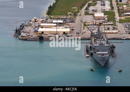 Le sous-marin USS Emory S Land AS 39 fournit des services de soutien aux sous-marins d'attaque rapide de classe Los Angeles USS Topeka SSN 754, USS Tucson SSN 770, USS Buffalo SSN 715 et au sous-marin de classe Ohio USS Michigan SSGN 727, Polaris point, Guam. Image reproduite avec l'aimable autorisation de Samuel Souvannason/US Navy, spécialiste des communications de masse, 2012. Banque D'Images