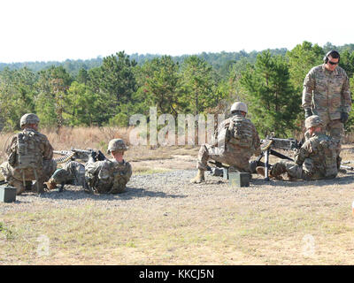 Soldats affectés au 5e Bataillon, 1e Brigade de l'aide de la Force de sécurité de calibre .50 de feu des mitrailleuses à un champ de tir, le 2 novembre 2017, à Fort Benning, Géorgie soldats intéressés par les possibilités de CCPS doivent contacter leur directeur de succursale pour plus d'informations. (U.S. Photo de l'armée par le Sgt. Arjenis Nunez/libérés) Banque D'Images