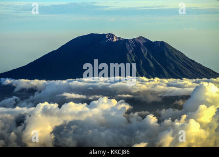 Silhouette du mont Agung vue d'une fenêtre d'avion lors d'un vol tôt le matin de Denpasar à Makassar. Banque D'Images