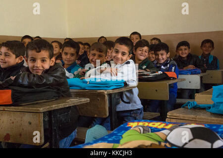 Les jeunes étudiants irakiens posent pour une photo dans une école primaire, Aski Mossoul, Irak, le 13 novembre 2017. L'ampleur et la diversité de partenaires de coalition démontre l'objectif global et unifié de vaincre ISIS en Iraq et en Syrie. La Force opérationnelle interarmées - fonctionnement inhérentes à résoudre est la Coalition mondiale pour vaincre ISIS en Iraq et en Syrie. (U.S. Photo de l'armée par le Sgt. Tracy McKithern) Banque D'Images