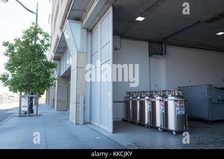 Bouteilles d'azote liquide industrielles dans une ligne à un quai de chargement dans le quartier de Mission Bay à San Francisco, Californie, 2016. Banque D'Images