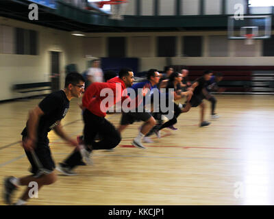 Les membres de la 47e Escadre d'entraînement en vol des agences de personnel de course centre court dans un jeu de ballon prisonnier pour construire la cohésion de l'équipe au centre de remise en forme à Losano Laughlin Air Force Base, Texas, le 14 novembre 2017. Le personnel de l'Escadre Laughlin spécialisées se sont réunis pour une journée consacrée à wingmanship et la résilience. (U.S. Air Force photo/Navigant de première classe Anne McCready) Banque D'Images