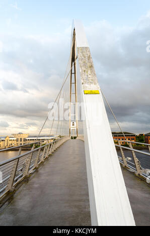 L'Infinity Bridge traversant la rivière Tees à Stockton-on-Tees Banque D'Images