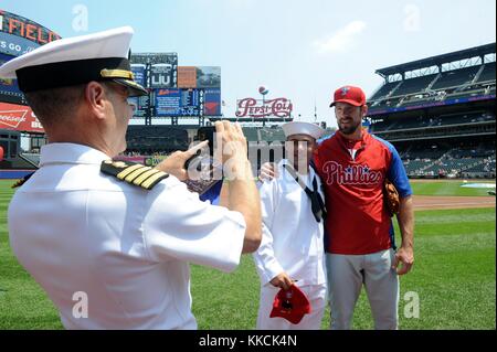 Un marin pose avec le lanceur des Phillies de Philadelphie, cliff lee avant le 5e jeu de reconnaissance à Citi field lors de la Fleet Week 2012 New York, New York. Image courtoisie mass communication specialist seaman molly greendeer/US Navy, 2012. Banque D'Images