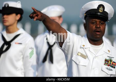 Chef principal des Manœuvriers Aviation Glen Newbins Mate dirige les marins en préparation à l'homme les rails du Japon, à base de classe Nimitz porte-avions USS George Washington CVN 73 avant le départ de Yokosuka, Japon, 120526-N-WW409-053 Yokosuka, Japon. Image courtoisie Mass Communication Specialist 1re classe Jennifer A. Villalovos/US Navy, 1205. Banque D'Images