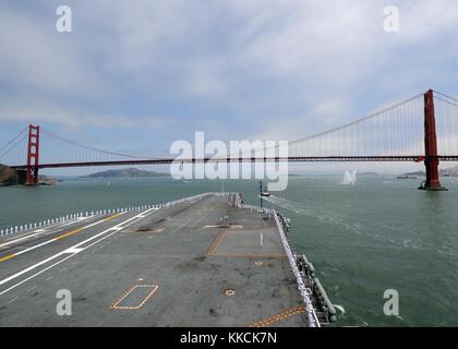 Les marins à bord du porte-avions USS NIMITZ cvn 68 homme les rails que le navire passe sous le golden gate bridge, san francisco. Image courtoisie spécialiste de la communication de masse 3e classe Thomas g. siniff/US Navy, 2012. Banque D'Images