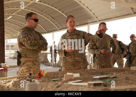 Le général de l'armée américaine Robert Abrams, commandant du Commandement des Forces armées américaines, écoute un mémoire avec le 458e Bataillon des ingénieurs, au Camp Taji, en Irak, le 16 novembre 2017. Le camp Taji est l'un des quatre sites de renforcement des capacités des partenaires du CJTF-OIR dédiés à l'entraînement des forces partenaires et à l'amélioration de leur efficacité sur le champ de bataille. Le CJTF-OIR est la coalition mondiale pour vaincre l'EI en Irak et en Syrie. (É.-U. Photo de l'armée par le Cpl. Rachel Diehm) Banque D'Images