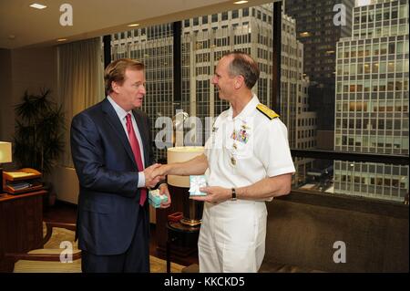 Le chef des opérations navales, l'amiral Jonathan Greenert, CNO, rencontre le commissaire de la NFL Roger Goodell au quartier général de la NFL, à New York. Image reproduite avec l'aimable autorisation du spécialiste des communications de masse 1re classe Peter D. Lawlor/US Navy. 2012. Banque D'Images