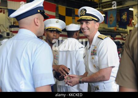 Chef des opérations navales de l'amiral l'OIIO johnathan greenert pièces donne à reenlistees dans la zone du navire d'assaut amphibie USS Wasp lhd 1 lors de la Fleet Week 2012 New York, New York. Image courtoisie mass communication specialist seaman molly greendeer/US Navy, 2012. Banque D'Images