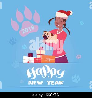 African American Woman in santa hat holding cute pug dog vacances d'hiver 2018 banner design carte de nouvel an Illustration de Vecteur