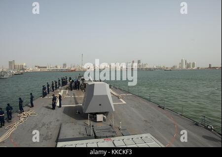 L'homme les marins comme les rails de la classe Arleigh Burke destroyer lance-missiles USS nitze ddg 94 quitte Bahreïn à la suite d'une visite du port régulier, Manama, Bahreïn. Image courtoisie mass communication specialist 3rd class jeff atherton/US Navy, 2012. Banque D'Images