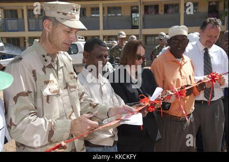 Le contre-amiral Michael Franken, à gauche, commandant de la Force opérationnelle interarmées combinée de la Corne de l'Afrique, Kumsa Baysa, directrice de l'école primaire Gende Gerada, Molly Phee, chef adjoint de mission à l'ambassade des États-Unis en Éthiopie, Egei Wabere, coordinateur de l'éducation au kebele Gende Gerada, et Stephen Fitzpatrick, coordinateur de programme pour l’Agence américaine pour le développement international, se réunissent pour une cérémonie de dédicace à la construction d’une école et de découpe du ruban pour une nouvelle école et deux latrines à l’école primaire Gende Gerada, dire Dawa, en Éthiopie. Image reproduite avec l'aimable autorisation de l'US Air Force photo de Tech. Sergent Ryan Labadens/US Navy, 2 Banque D'Images