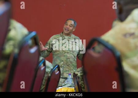 Le lieutenant-général Michael Garrett, général commandant de l'armée américaine, Central parle aux soldats et officiers au cours d'un déjeuner organisé à Al Udeid Air Base au Qatar le 18 novembre. Ces déjeuners sont l'occasion pour Garrett à brève des troupes sur des sujets d'actualité relatifs à la centrale de l'armée américaine zone d'opérations. (Photo prise aux États-Unis par la CPS. Joshua P. Morris, U.S. ARCENT PAO) Banque D'Images