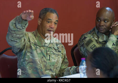 Le lieutenant-général Michael Garrett, général commandant de l'armée américaine, Central parle aux soldats et officiers au cours d'un déjeuner organisé à Al Udeid Air Base au Qatar le 18 novembre. Ces déjeuners sont l'occasion pour Garrett pour parler des troupes sur les thèmes liés à l'armée américaine dans la zone de responsabilité centrale. (Photo prise aux États-Unis par la CPS. Joshua P. Morris, U.S. ARCENT PAO) Banque D'Images