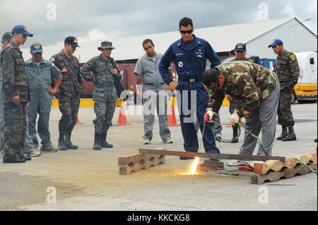 Navy Diver 2nd Class Ramon Mercado, affecté à l'unité mobile de plongée et de récupération MDSU 2, compagnie 2-1, observe un plongeur guatémaltèque coupant du métal, Puerto Barrios, Guatemala. Image reproduite avec l'aimable autorisation de la spécialiste des communications de masse de 2e classe Kathleen A. Gorby/US Navy, 2012. Banque D'Images