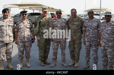 Le lieutenant-général Michael Garrett (centre droit), général commandant de l'armée américaine, Central pose pour une photo avec le général Mohammed Al-Ghanem (centre), de l'Émir du Qatar, commandant des forces terrestres, le Colonel Robert Kuth (centre gauche), commandant de l'unité de soutien de secteur, Group-Qatar et autres forces armées Qatar' officiers généraux à la suite d'une matinée de conférences et visites de l'installation d'une base située au Qatar le 19 novembre. Garrett s'est rendu au Qatar pour renforcer encore les liens de partenariat avec les forces militaires alliées, ce qui est également dans l'USARCENT zone de responsabilité. (Photo prise aux États-Unis par la CPS. Joshua P. Morris, U.S. ARCENT PAO) Banque D'Images