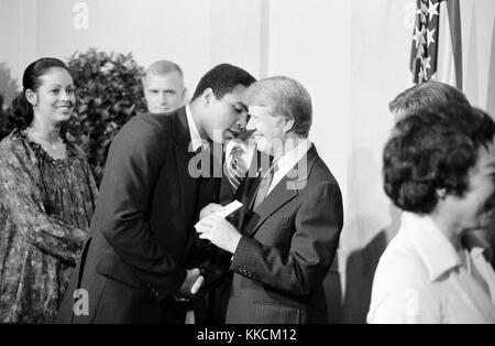 Le président des États-Unis accueille le boxeur Muhammad Ali lors d'un dîner à la maison blanche célébrant la signature du Traité du canal de Panama, Washington DC. Image avec la permission de Marion Trikosko/Library of Congress. 7 septembre 1977. Banque D'Images