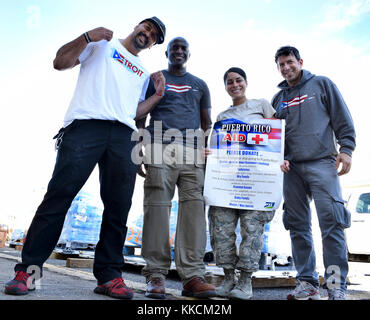 Hector Martinez, gauche, Detroit, Michigan, organisateur de contribution Harold Love, a pris sa retraite avec le commandant de la police de l'État du Michigan, Senior Airman Stephanie, spécialiste des forces de sécurité et d'un membre de la famille et de l'assistant de préparation avec la 147e Escadre attaque, Houston, Texas et Sean Blackman, musicien professionnel de la région de Detroit, posent pour la photo et à la suite d'une journée de travail de l'aide à la charge de 36 000 livres de besoins contribué à destination de Salinas, Porto Rico, le 21 novembre 2017. (U.S. Air National Guard photo par le Sgt. Chris Botzum) Banque D'Images