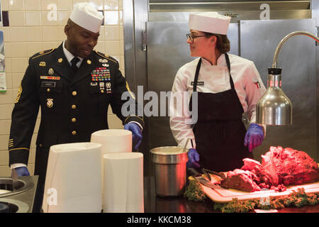 Soldats affectés à l'Américain 3d (Régiment d'infanterie de la vieille garde) et de leur famille, profiter d'un repas de Thanksgiving à l'installation de manger sur Joint Base Myer-Henderson Hall, Va., Novembre 22, 2017. Conforme à la tradition de l'Armée de sous-officiers et officiers supérieurs a servi le repas de l'action de leurs inférieurs. Banque D'Images