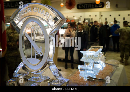 Soldats affectés à l'Américain 3d (Régiment d'infanterie de la vieille garde) et de leur famille, profiter d'un repas de Thanksgiving à l'installation de manger sur Joint Base Myer-Henderson Hall, Va., Novembre 22, 2017. Conforme à la tradition de l'Armée de sous-officiers et officiers supérieurs a servi le repas de l'action de leurs inférieurs. Banque D'Images