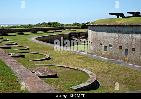 Nc00955-00...Caroline du Nord - implacements des armes à feu en dehors de l'ornière et de douves sur le covertway à fort macon sur une île près de plage de l'Atlantique en fo Banque D'Images