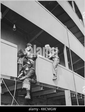 Les « Chippers », ou les travailleuses de guerre de Marinship Corp, rivetage sur un navire pendant la seconde Guerre mondiale. Image reproduite avec l'aimable autorisation des Archives nationales. 1942. Banque D'Images