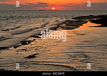 Nc00972-00...Caroline du Nord - coucher de soleil sur la baie d'observation de l'île shackleford à Cape Lookout National Seashore. Banque D'Images