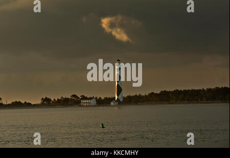 Nc00975-00...Caroline du Nord - lever du soleil sur un ciel nuageux le matin avec une vue de Cape Lookout light station de shackleford dans l'île de Cape Lookout national s Banque D'Images