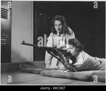 La formation à l'adresse au tir aide les filles à Roosevelt high school à Los Angeles, en Californie, se développer en partie responsable de la victoire des femmes. corps il y a des activités, carabine pratique encourage les filles à être précis dans la manutention d'armes à feu. L'image de courtoisie des archives nationales. 1942. Banque D'Images