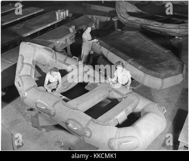 Des femmes construisent des bateaux d'assaut pour le corps des Marines des États-Unis pendant la seconde Guerre mondiale. Image reproduite avec l'aimable autorisation des Archives nationales. 1941. Banque D'Images