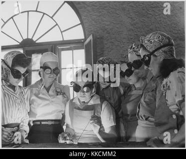 Secrétaires, femmes au foyer, serveuses et autres femmes du centre de la Floride dans les écoles professionnelles pour apprendre le travail de guerre pendant la Seconde Guerre mondiale. Image avec la permission des Archives nationales. 1942. Banque D'Images