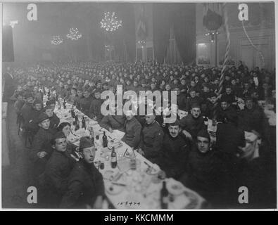 Le 'premier dîner de Sedar de la Pâque' donné par le Jewish Welfare Board aux hommes de foi juive dans les forces expéditionnaires américaines afin qu'ils puissent observer les fêtes de la Pâque, Paris, France, 1919. Banque D'Images