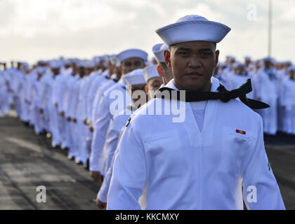 Océan Pacifique (nov. 25, 2017) Les marins de la Marine américaine l'homme les rails à bord du porte-avions USS Nimitz (CVN 68), alors que le navire se prépare à s'amarrer à Joint Base Harbor-Hickam Pearl. Le groupe aéronaval du Nimitz est sur une mutation à l'ouest du Pacifique. La Marine américaine a patrouillé dans la région du Pacifique-Indo-Asia couramment pour plus de 70 ans de promouvoir la paix et la sécurité. (U.S. Photo par marine Spécialiste de la communication de masse 3 classe Ian Kinkead) Banque D'Images