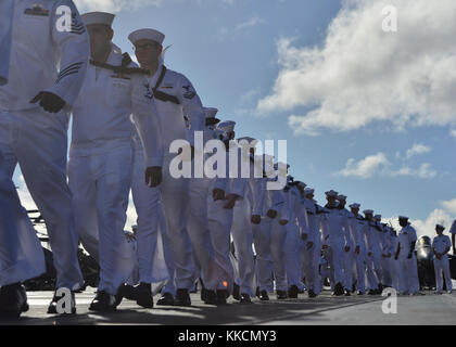 Océan Pacifique (nov. 25, 2017) Les marins de la Marine américaine l'homme les rails à bord du porte-avions USS Nimitz (CVN 68), alors que le navire se prépare à s'amarrer à Joint Base Harbor-Hickam Pearl. Le groupe aéronaval du Nimitz est sur une mutation à l'ouest du Pacifique. La Marine américaine a patrouillé dans la région du Pacifique-Indo-Asia couramment pour plus de 70 ans de promouvoir la paix et la sécurité. (U.S. Photo par marine Spécialiste de la communication de masse 3 classe Ian Kinkead) Banque D'Images