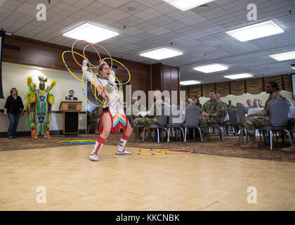 Ella Bearsheart, partie d'une famille américaine Native multigénérationnelle, groupe de danse, exécute une danse du cerceau au cours de la Native American Indian célébration du Mois du patrimoine, le 27 novembre 2017, au centre de conférences de l'Elkhorn, Fort Carson, Colorado. La danse incorporé divers dessins racontant une histoire traditionnelle qui lui a permis de gagner un récemment hoop dance championnat. (U.S. Photo de l'armée par le Sgt. Micah Merrill) Banque D'Images