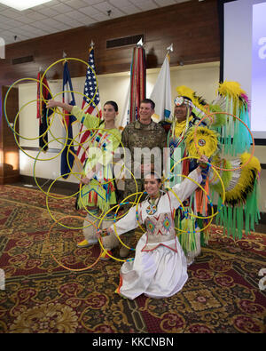 Le Sgt. Le major Travis Elliston, 1er Stryker Brigade Combat Team, 4e Division d'infanterie, pose pour une photo avec une partie de l'échelle locale, plusieurs générations d'une famille américaine Native dance group à la suite de la Native American Indian célébration du Mois du patrimoine, le 27 novembre 2017, au centre de conférences de l'Elkhorn, Fort Carson, Colorado. (U.S. Photo de l'armée par le Sgt. Micah Merrill) Banque D'Images