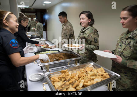 Les membres de leurs familles et de Fort Carson et d'invités de la communauté locale des aliments indiens autochtones d'Amérique au cours de la Native American Indian célébration du Mois du patrimoine, le 27 novembre 2017, au centre de conférences de l'Elkhorn, Fort Carson, Colorado. (U.S. Photo de l'armée par le Sgt. Micah Merrill) Banque D'Images