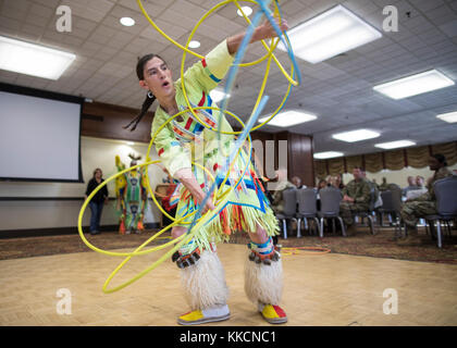 Nathaniel Bearsheart, partie d'une famille américaine Native multigénérationnelle, groupe de danse, exécute une danse du cerceau au cours de la Native American Indian célébration du Mois du patrimoine, le 27 novembre 2017, au centre de conférences de l'Elkhorn, Fort Carson, Colorado. Au cours de la danse, il a créé diverses conceptions, d'inclure la Mère Terre, Eagle et Wrangler, avec un maximum de 14 arceaux à la fois. (U.S. Photo de l'armée par le Sgt. Micah Merrill) Banque D'Images