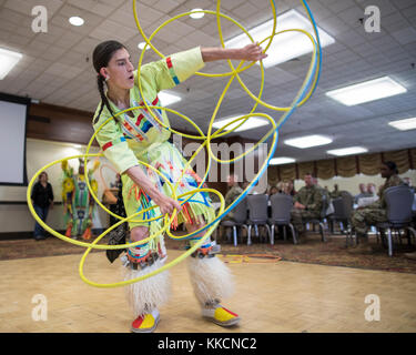 Nathaniel Bearsheart, partie d'une famille américaine Native multigénérationnelle, groupe de danse, exécute une danse du cerceau au cours de la Native American Indian célébration du Mois du patrimoine, le 27 novembre 2017, au centre de conférences de l'Elkhorn, Fort Carson, Colorado. Au cours de la danse, il a créé diverses conceptions, d'inclure la Mère Terre, Eagle et Wrangler, avec un maximum de 14 arceaux à la fois. (U.S. Photo de l'armée par le Sgt. Micah Merrill) Banque D'Images