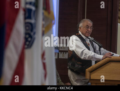 Don Coyhis, président et fondateur de Bison Blanc Inc., adresses participants au cours de la Native American Indian célébration du Mois du patrimoine, le 27 novembre 2017, au centre de conférences de l'Elkhorn, Fort Carson, Colorado. (U.S. Photo de l'armée par le Sgt. Micah Merrill) Banque D'Images