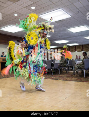 Brad Bearsheart effectue les men's Warrior Spirit dance en pleine Native American regalia lors d'une manifestation le 27 novembre 2017 à l'assemblée annuelle du Mois du patrimoine indien indigène respect au centre de conférences de l'Elkhorn , Fort Carson, Colorado. Bearsheart, un vétéran de l'armée qui ont quitté l'armée à partir de Fort Carson, fait partie de la tribu Lakota. (U.S. Photo de l'armée par le Sgt. Micah Merrill) Banque D'Images