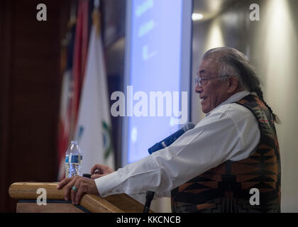 Don Coyhis, président et fondateur de Bison Blanc Inc., adresses participants au cours de la Native American Indian célébration du Mois du patrimoine, le 27 novembre 2017, au centre de conférences de l'Elkhorn, Fort Carson, Colorado. (U.S. Photo de l'armée par le Sgt. Micah Merrill) Banque D'Images