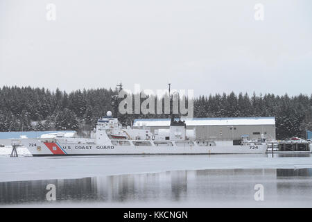 KODIAK, Alaska - le Cutter de la Garde côtière Douglas Munro est installé à son homeport à Kodiak, Alaska, le 27 novembre 2017. Le Douglas Munro est un couteau d'endurance de 378 pieds nommé d'après le récipiendaire de la Médaille d'honneur, la Garde côtière Signalman First Class Douglas A. Munro. U.S. Coast Guard photo par Petty Officer 1ère classe Charly Hengen. Banque D'Images