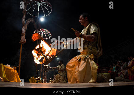 Un jeune prêtre hindou au cours de ganga aarti, ghat dashashwamedh par le fleuve Ganges Banque D'Images