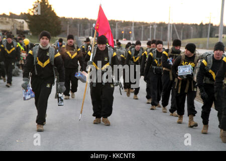 Les soldats de la 10e Division de Montagne (LI) Brigade de soutien marche vers Fort Drum's BOSS center transportant des jouets pour don le 28 novembre "Journée nationale de donner." Le rapport annuel "Montagne de jouets' initiative offre maison de jouets pour les enfants de Fort Drum Des soldats dans le besoin. Banque D'Images