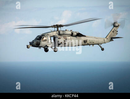 OCÉAN ATLANTIQUE (nov 28, 2017) un Faucon MH-60S attaché à l'escadron de combat en mer 28 de l'hélicoptère vole à la chaîne Pinecastle à Ocala, en Floride, pour un exercice de tir en direct. Le navire d'assaut amphibie Iwo Jima, qui fait partie du Iwo Jima Amphiobie Ready Group et de la 26e unité expéditionnaire maritime, mène un exercice combiné d'unité d'entraînement composite qui est le point culminant de l'entraînement pour l'équipe Marine-corps et les certifiera pour le déploiement. (É.-U. Navy photo by Mass communication Specialist 2nd Class Andrew Murray/Released) Banque D'Images