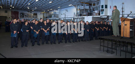 OCÉAN ATLANTIQUE (nov 28, 2017) le capitaine Andrew Smith, commandant du navire d'assaut amphibie USS Wasp (LHD 1), s'adresse aux marins lors d'une cérémonie de frondes dans la baie hangar du navire. Wasp est en transit à Sasebo, au Japon, pour effectuer un roulement avec l'USS Bonhomme Richard (LHD 6) en tant que navire drapeau déployé à l'avant des forces amphibies dans la zone d'opérations de la 7e flotte des États-Unis. (É.-U. Navy photo by Mass communication Specialist 3rd Sean Galbreath/Released) Banque D'Images